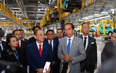 indonesian president visits vinfast manufacturing complex